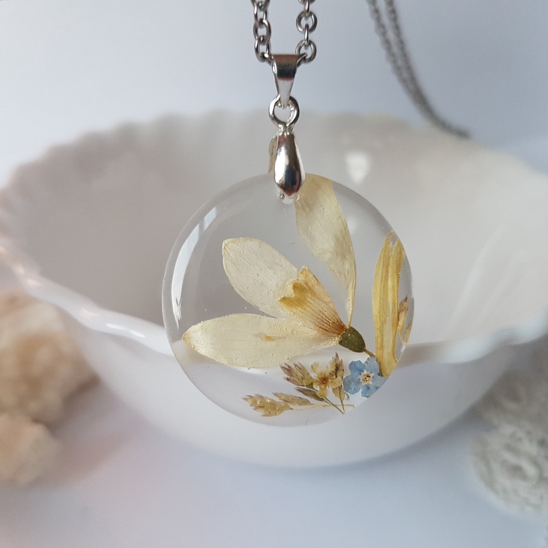 Colier unicat handmade Pandantiv flori naturale primavara Pandantiv ghiocel si albastre medalion botanic cadou Craciun - bijuterii - coliere - pandative - Artynos.ro