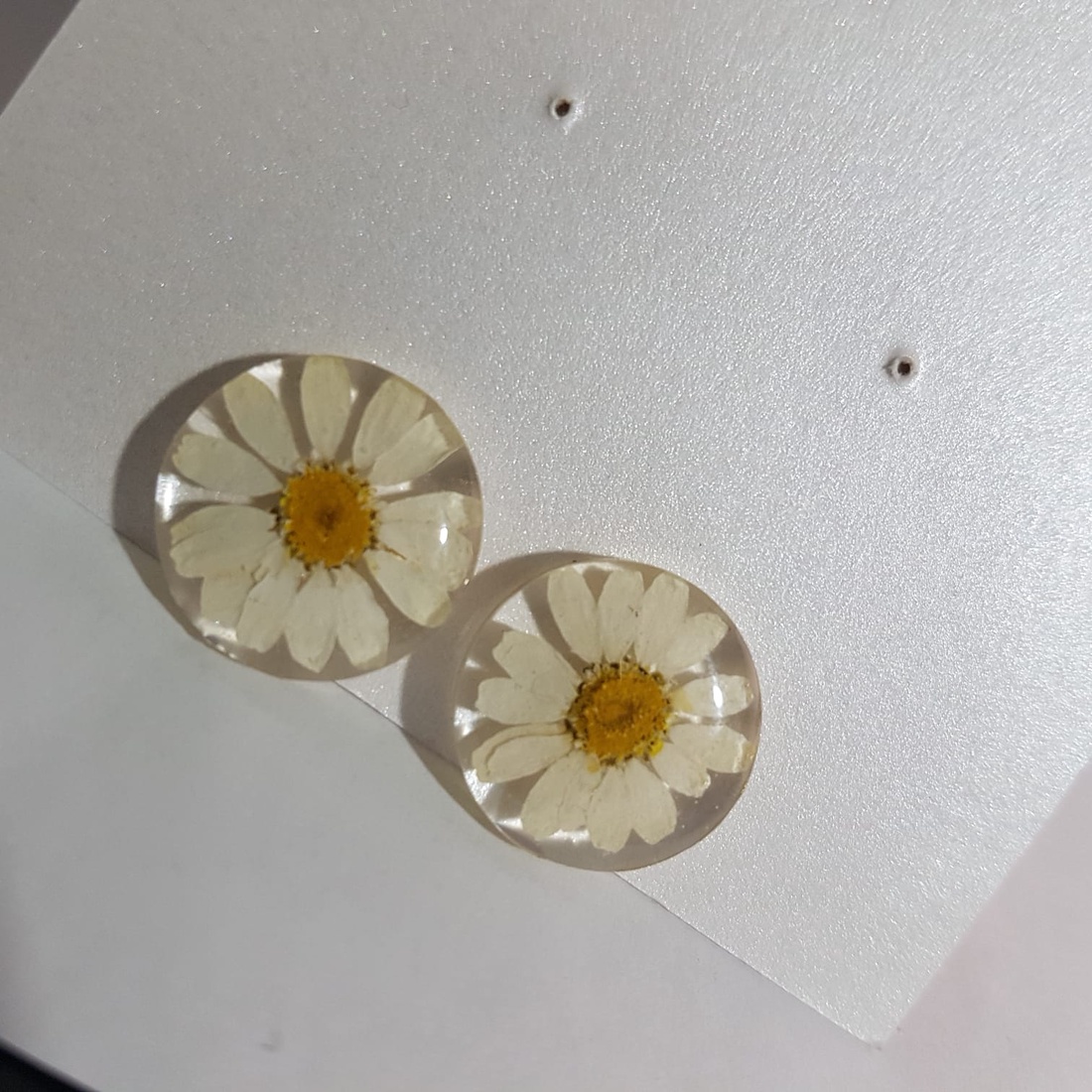 Cercei lungi cu flori margarete naturale cercei din rasina cercei moderni cercei cu flori de margarete cercei hippie  - bijuterii - cercei - cercei din rășină - Artynos.ro