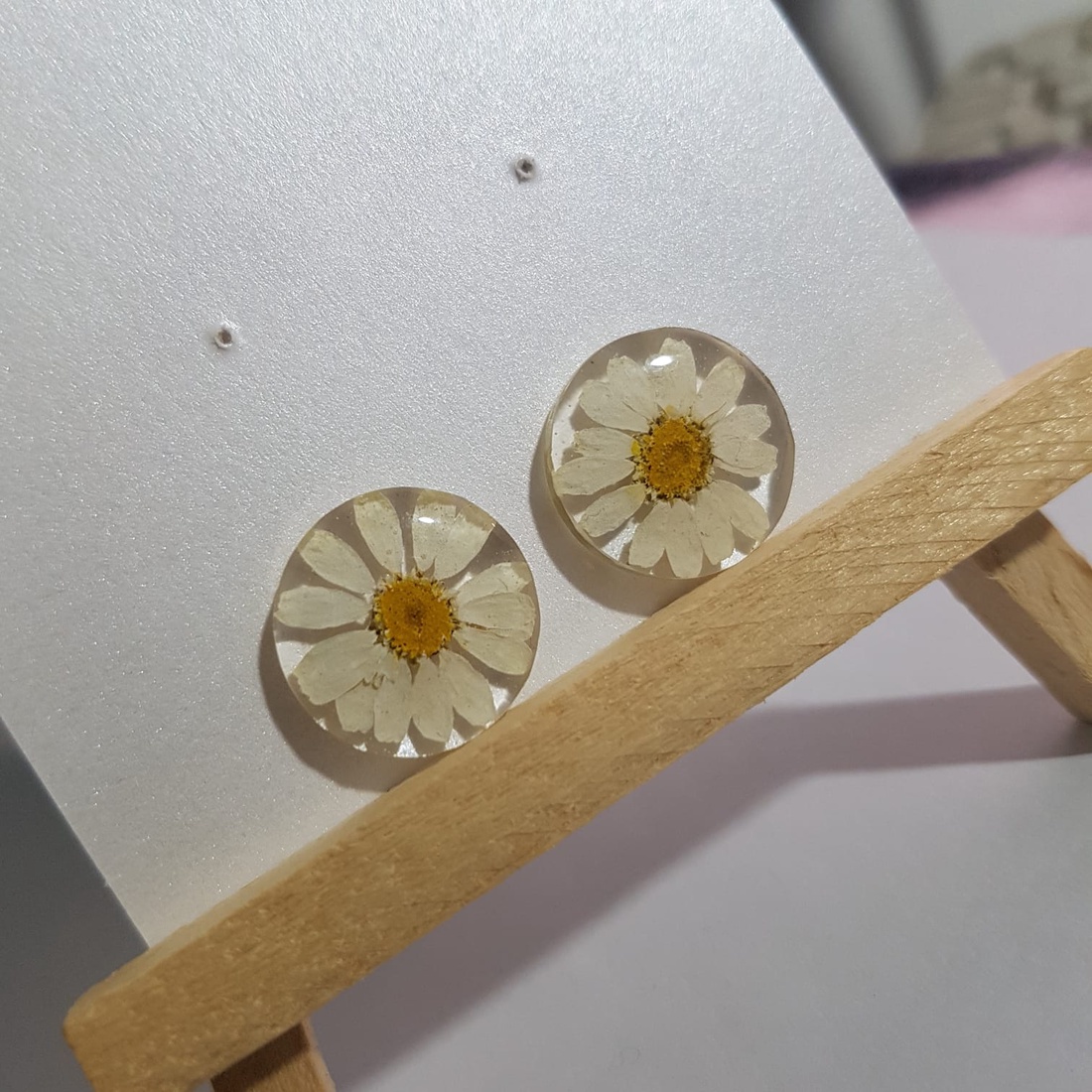 Cercei lungi cu flori margarete naturale cercei din rasina cercei moderni cercei cu flori de margarete cercei hippie  - bijuterii - cercei - cercei din rășină - Artynos.ro