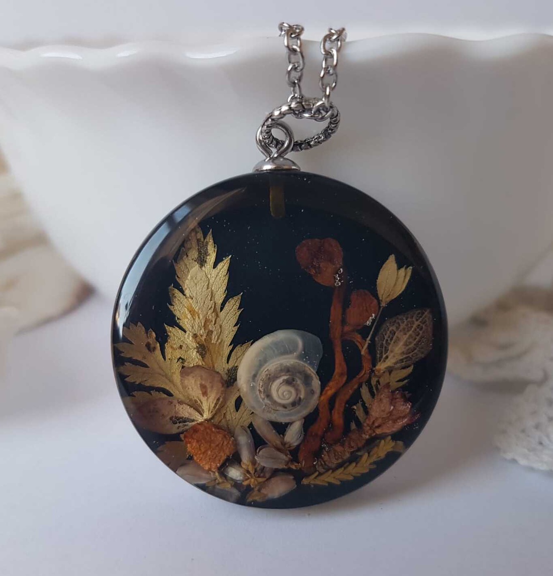 Colier flori handmade Pandantiv vintage din rasina flori naturale buchet flori colier flori presat cadou femeie iubita - bijuterii - coliere - pandative - Artynos.ro