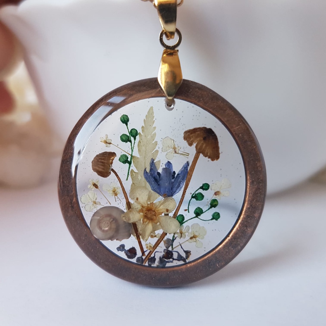 Colier flori handmade Pandantiv vintage din rasina flori naturale buchet flori colier flori presat cadou femeie iubita - bijuterii - coliere - pandative - Artynos.ro