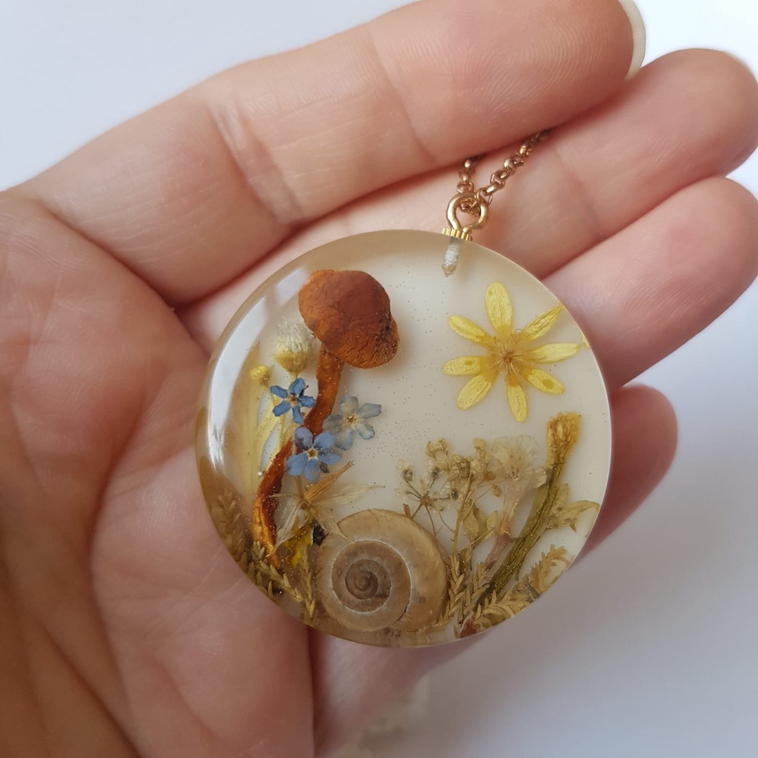 Colier flori handmade Pandantiv vintage din rasina flori naturale buchet flori colier flori presat cadou femeie iubita - bijuterii - coliere - pandative - Artynos.ro
