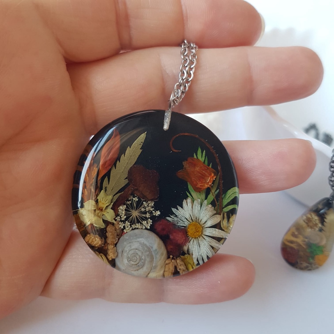Colier flori handmade Pandantiv vintage din rasina flori naturale buchet flori colier flori presat cadou femeie iubita - bijuterii - coliere - pandative - Artynos.ro