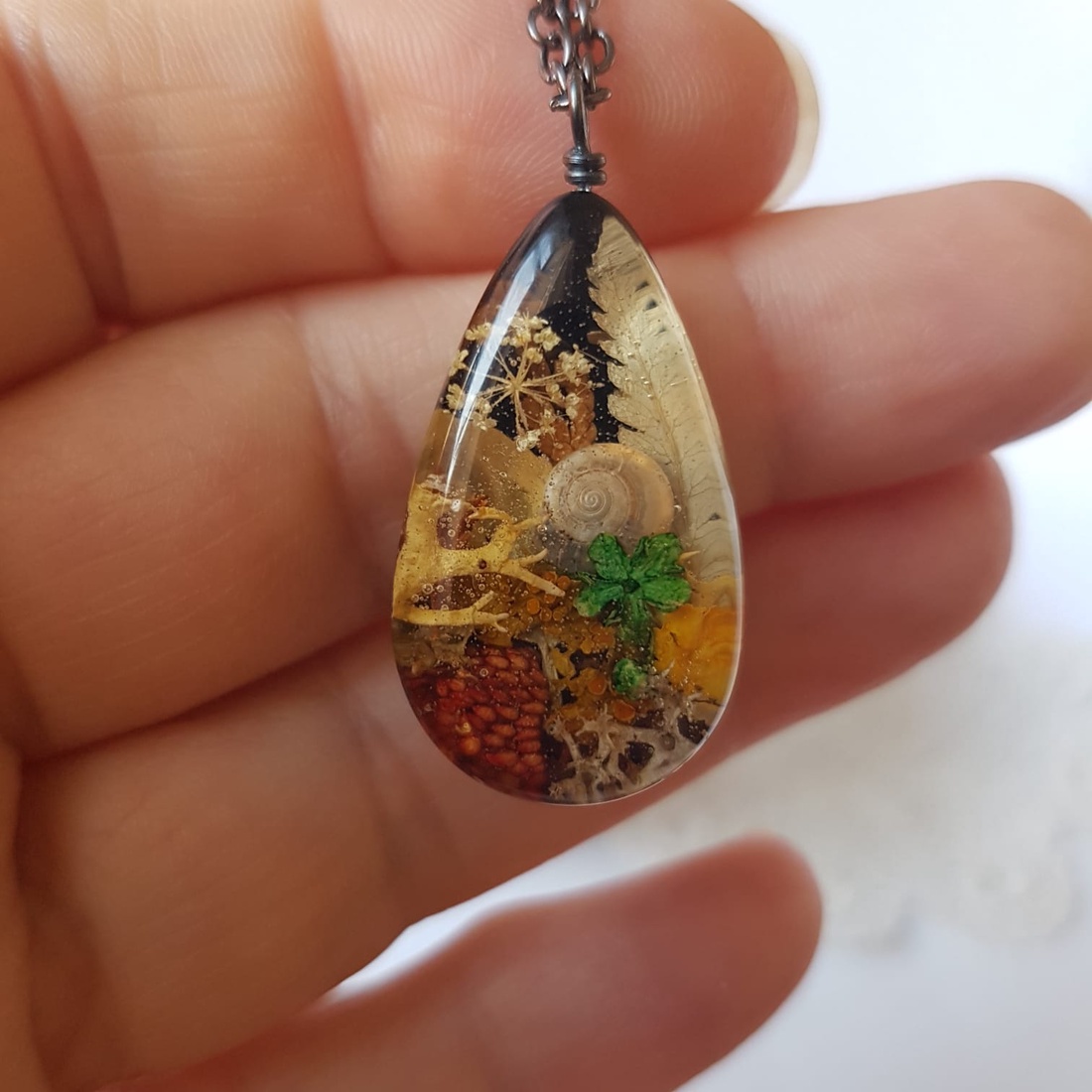 Colier flori handmade Pandantiv vintage din rasina flori naturale buchet flori colier flori presat cadou femeie iubita - bijuterii - coliere - pandative - Artynos.ro