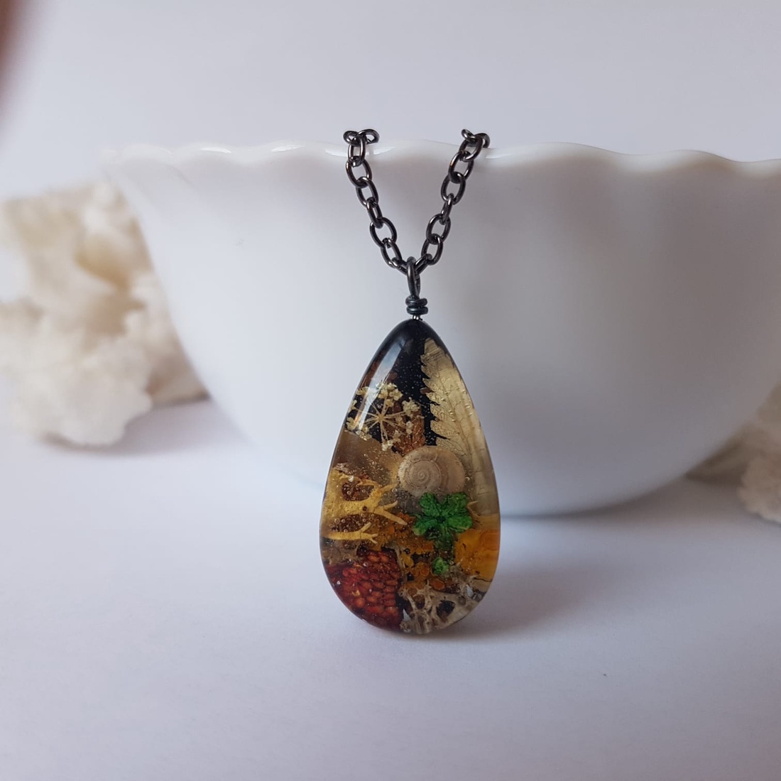 Colier flori handmade Pandantiv vintage din rasina flori naturale buchet flori colier flori presat cadou femeie iubita - bijuterii - coliere - pandative - Artynos.ro