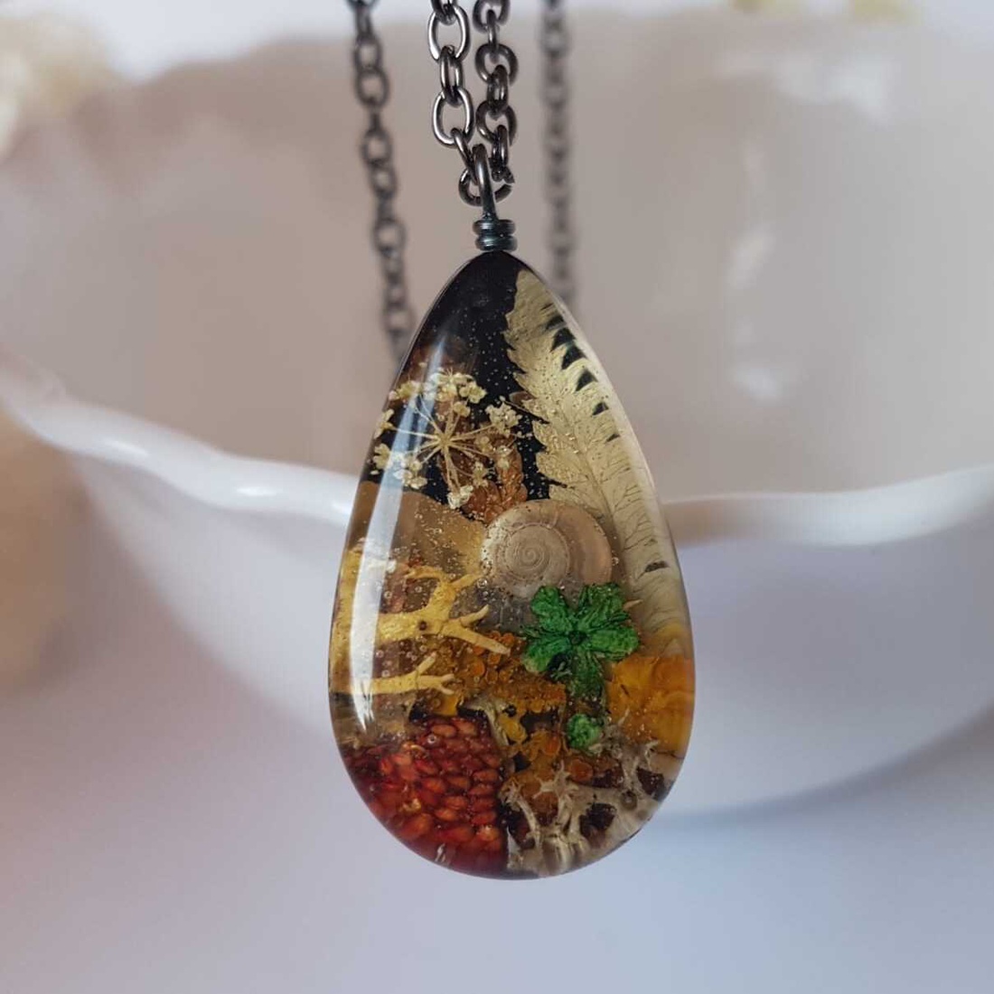 Colier flori handmade Pandantiv vintage din rasina flori naturale buchet flori colier flori presat cadou femeie iubita - bijuterii - coliere - pandative - Artynos.ro