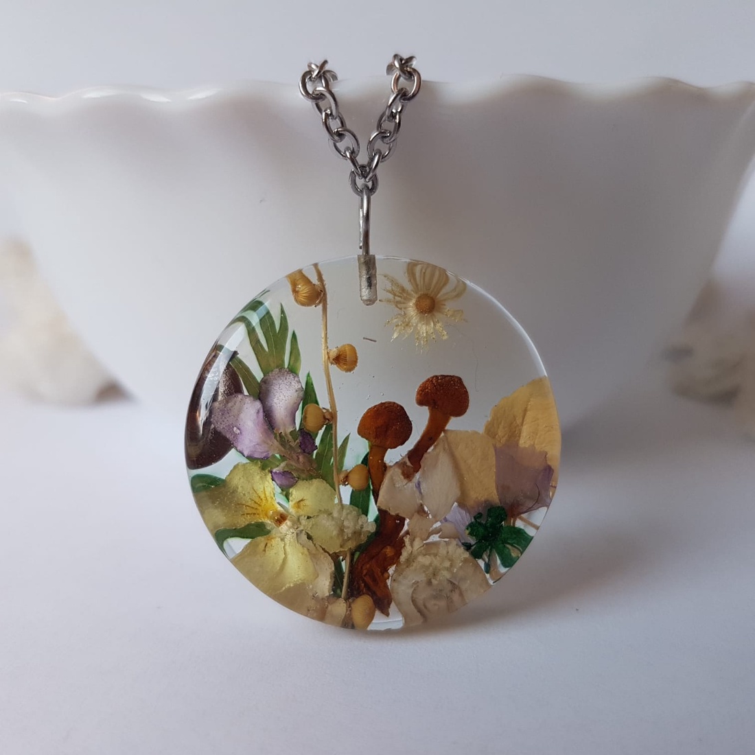 Colier flori handmade Pandantiv vintage din rasina flori naturale buchet flori colier flori presat cadou femeie iubita - bijuterii - coliere - pandative - Artynos.ro