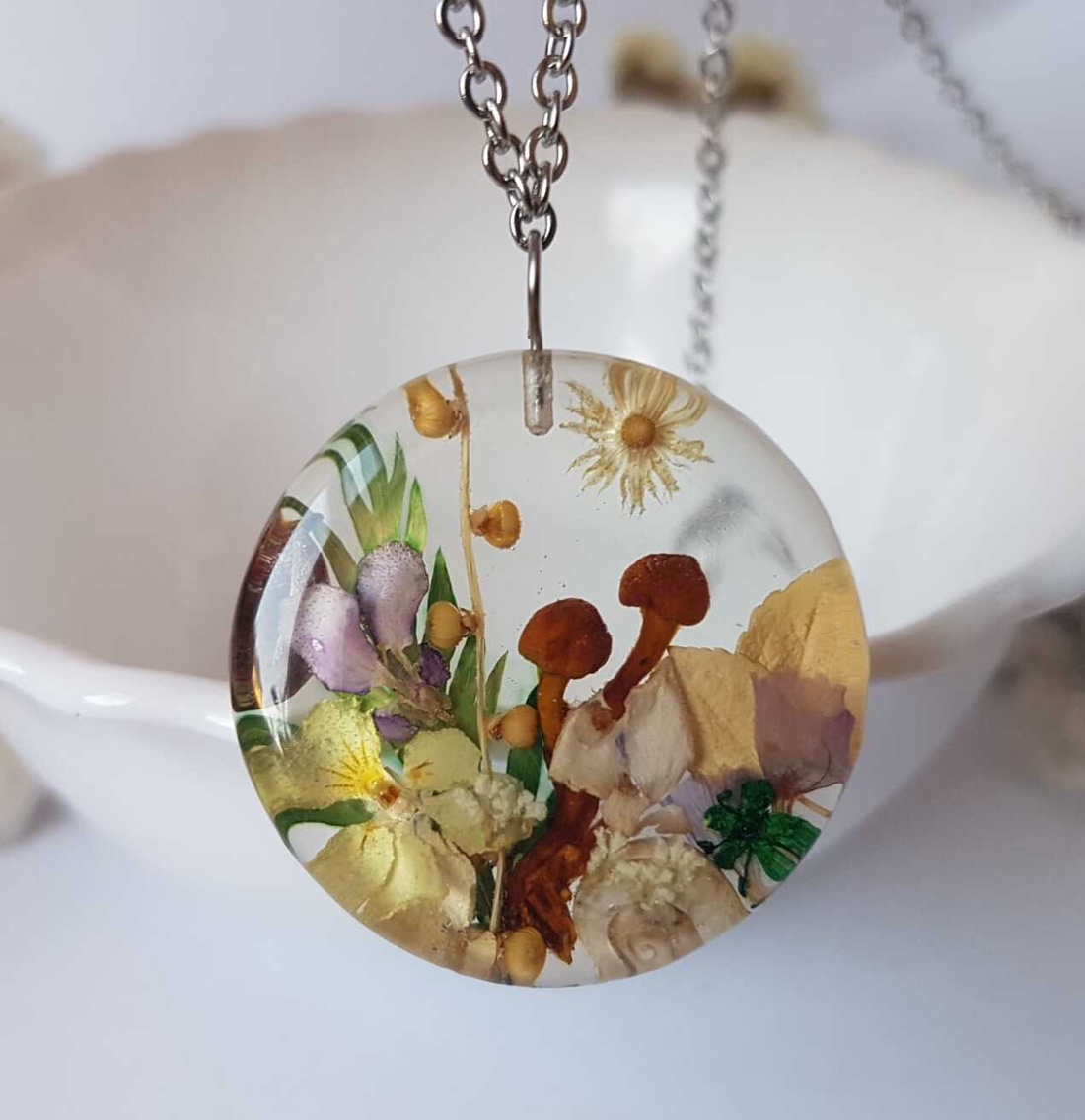Colier flori handmade Pandantiv vintage din rasina flori naturale buchet flori colier flori presat cadou femeie iubita - bijuterii - coliere - pandative - Artynos.ro
