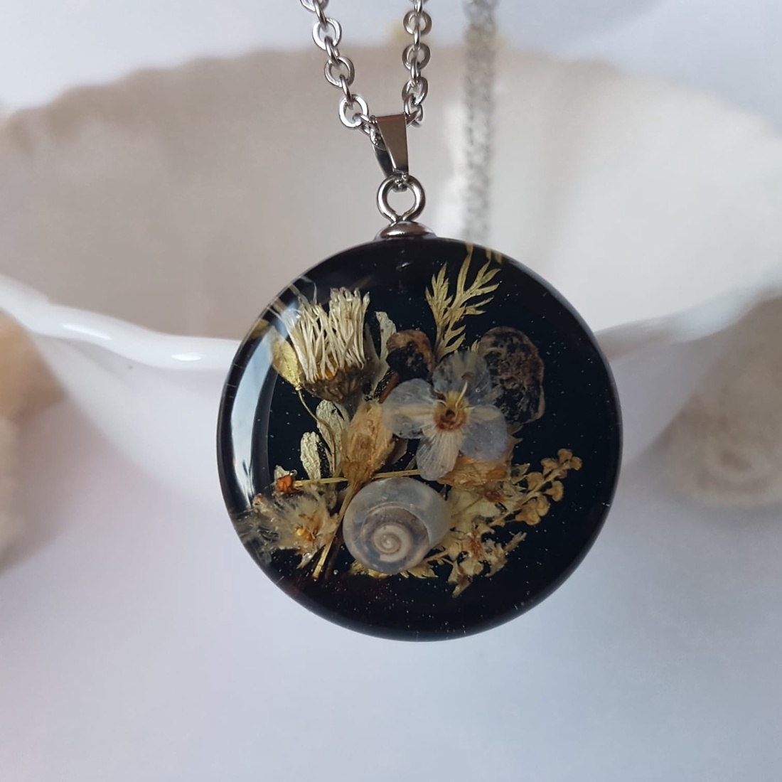 Colier flori handmade Pandantiv vintage din rasina flori naturale buchet flori colier flori presat cadou femeie iubita - bijuterii - coliere - pandative - Artynos.ro