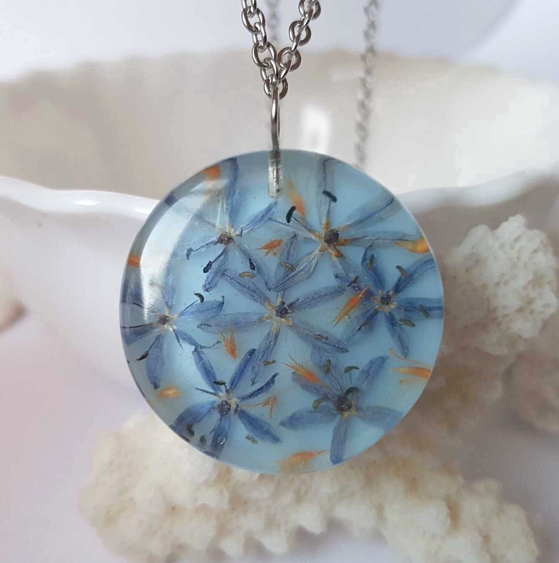 Colier flori handmade Pandantiv vintage din rasina flori naturale buchet flori colier flori presat cadou femeie iubita - bijuterii - coliere - pandative - Artynos.ro