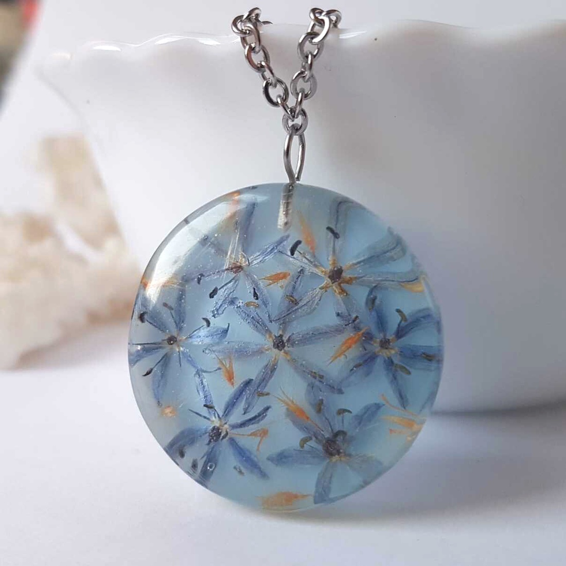 Colier flori handmade Pandantiv vintage din rasina flori naturale buchet flori colier flori presat cadou femeie iubita - bijuterii - coliere - pandative - Artynos.ro