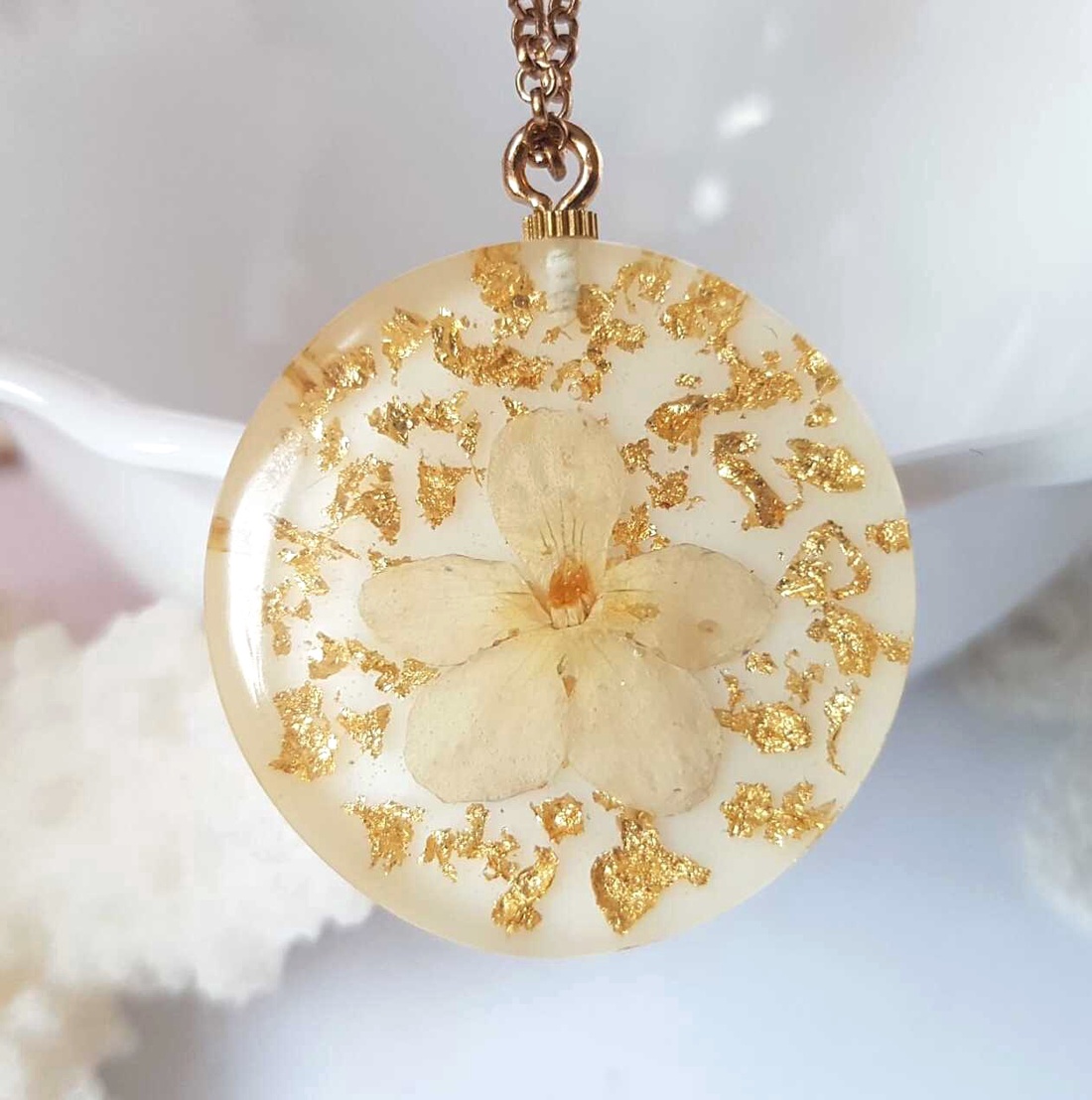 Colier flori handmade Pandantiv vintage din rasina flori naturale buchet flori colier flori presat cadou femeie iubita - bijuterii - coliere - pandative - Artynos.ro