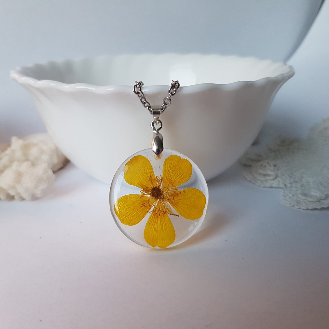 Colier flori handmade Pandantiv vintage din rasina flori naturale buchet flori colier flori presat cadou femeie iubita - bijuterii - coliere - pandative - Artynos.ro