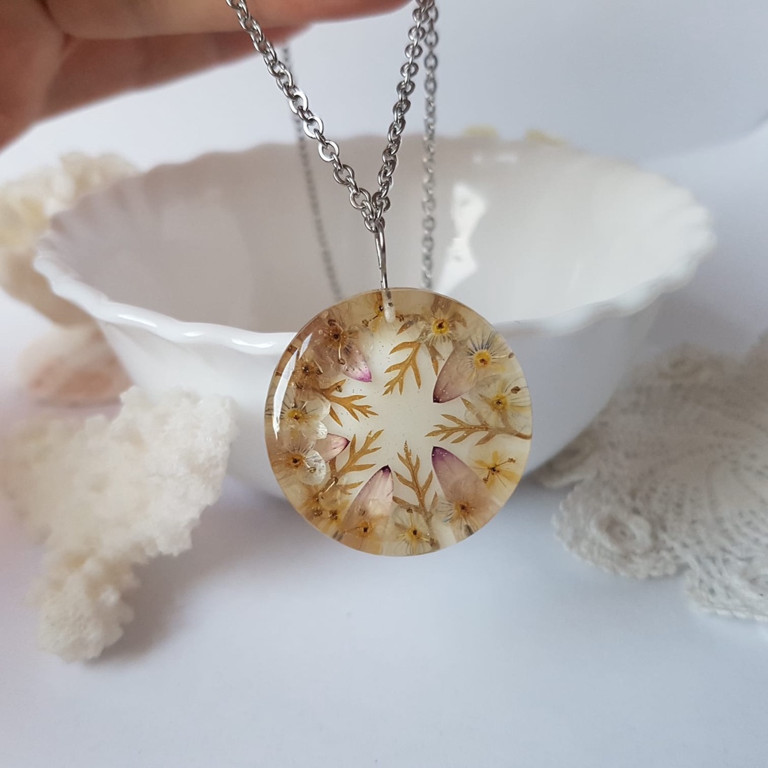 Colier flori handmade Pandantiv vintage din rasina flori naturale buchet flori colier flori presat cadou femeie iubita - bijuterii - coliere - pandative - Artynos.ro