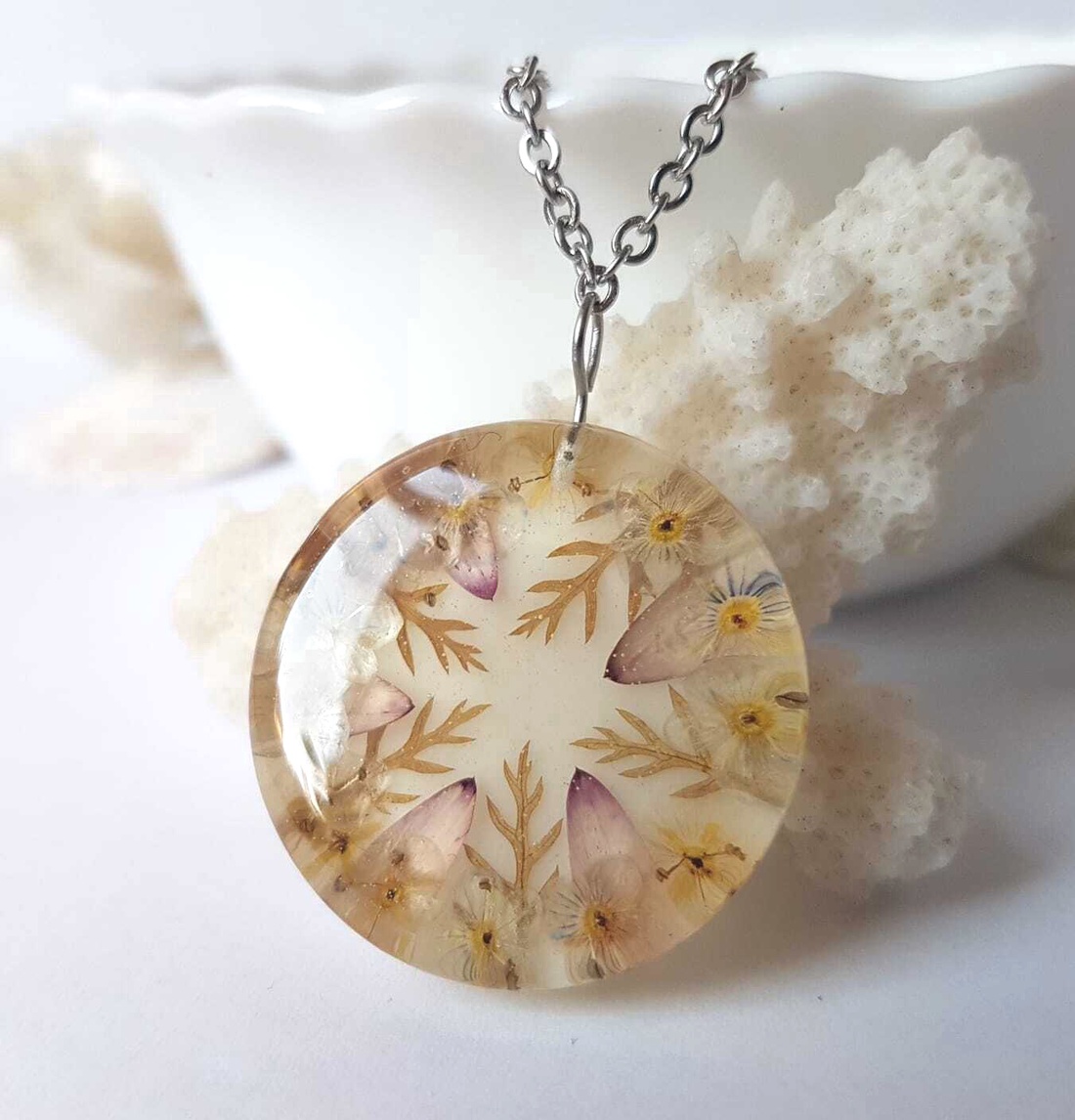Colier flori handmade Pandantiv vintage din rasina flori naturale buchet flori colier flori presat cadou femeie iubita - bijuterii - coliere - pandative - Artynos.ro