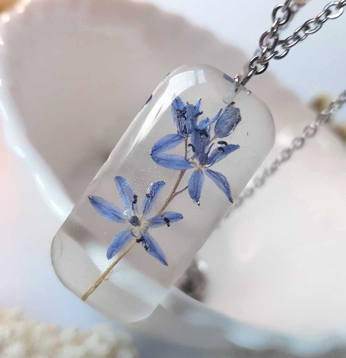 Colier flori handmade Pandantiv vintage din rasina flori naturale buchet flori colier flori presat cadou femeie iubita - bijuterii - coliere - pandative - Artynos.ro