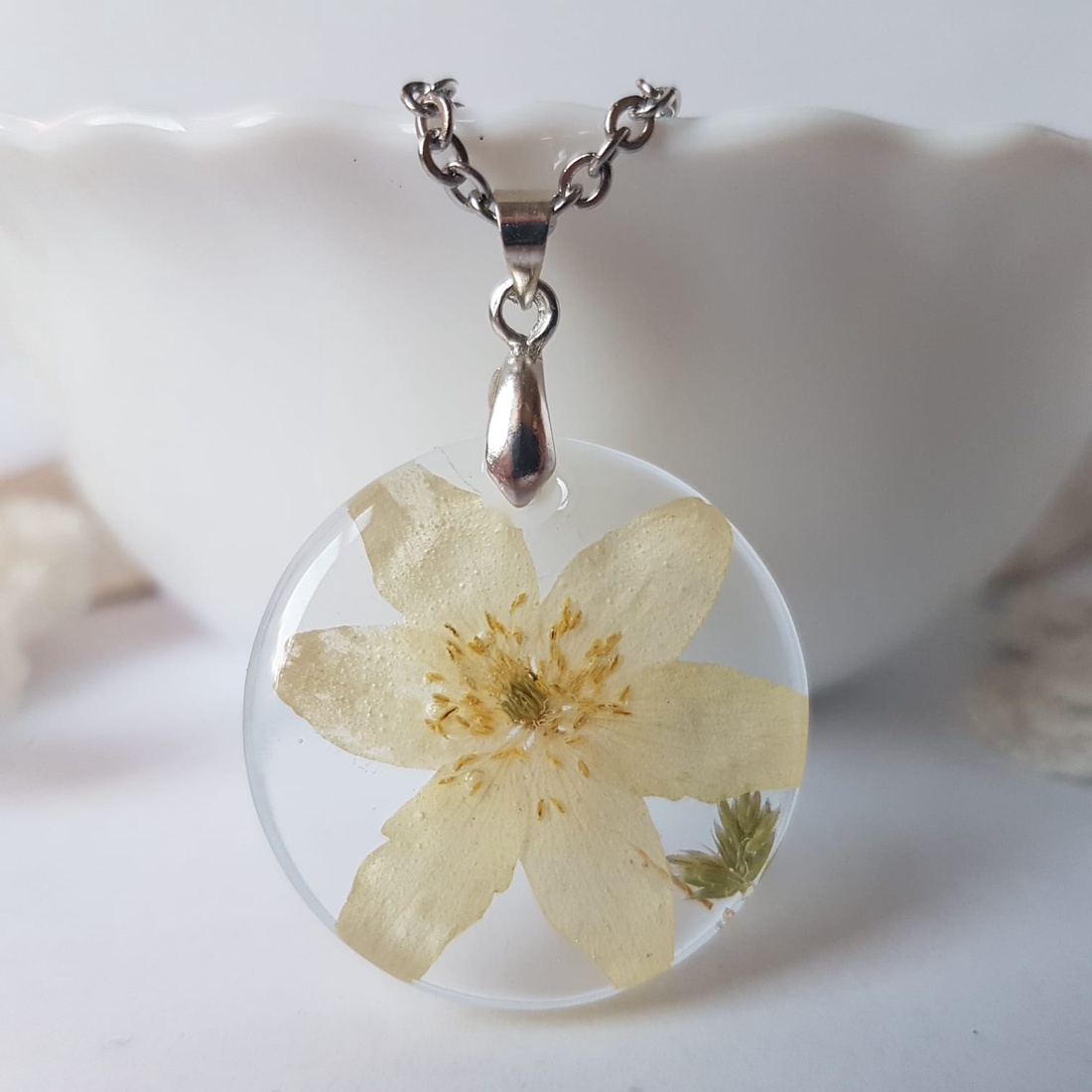 Colier flori handmade Pandantiv vintage din rasina flori naturale buchet flori colier flori presat cadou femeie iubita - bijuterii - coliere - pandative - Artynos.ro