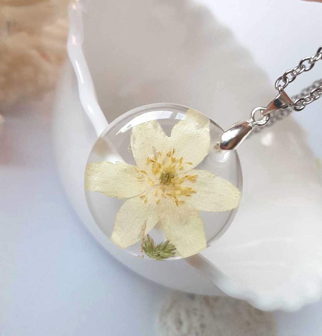 Colier flori handmade Pandantiv vintage din rasina flori naturale buchet flori colier flori presat cadou femeie iubita - bijuterii - coliere - pandative - Artynos.ro