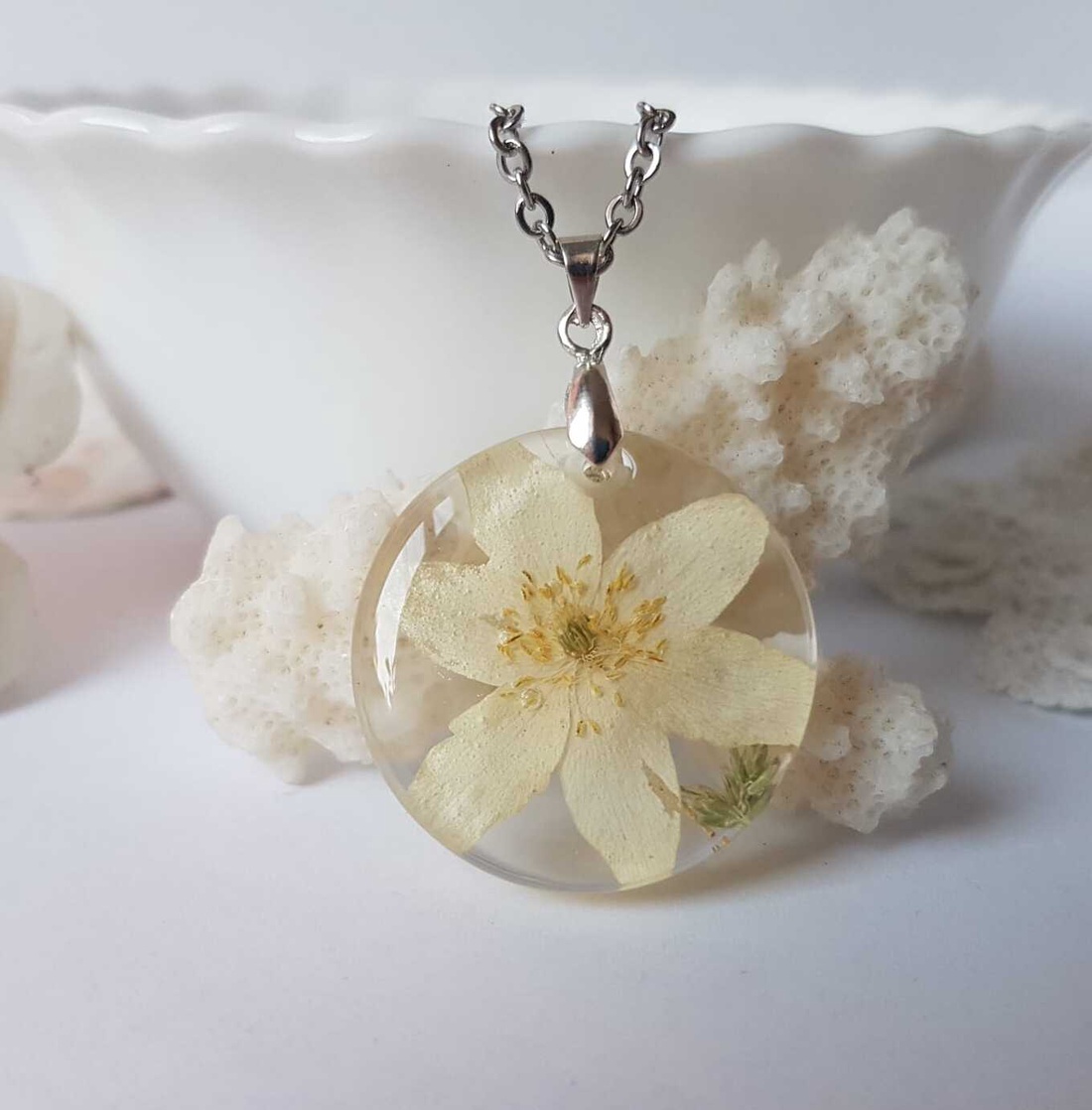 Colier flori handmade Pandantiv vintage din rasina flori naturale buchet flori colier flori presat cadou femeie iubita - bijuterii - coliere - pandative - Artynos.ro