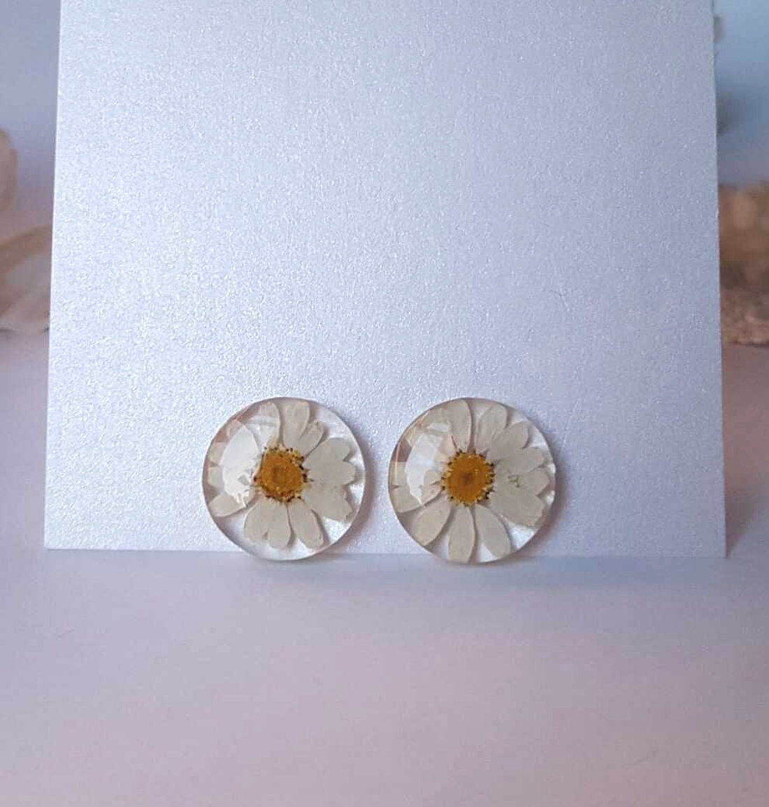 Cercei lungi cu flori margarete naturale cercei din rasina cercei moderni cercei cu flori de margarete cercei hippie  - bijuterii - cercei - cercei din rășină - Artynos.ro