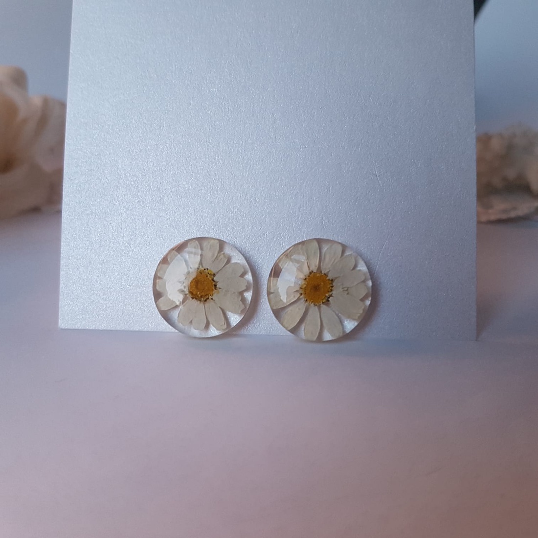 Cercei lungi cu flori margarete naturale cercei din rasina cercei moderni cercei cu flori de margarete cercei hippie  - bijuterii - cercei - cercei din rășină - Artynos.ro