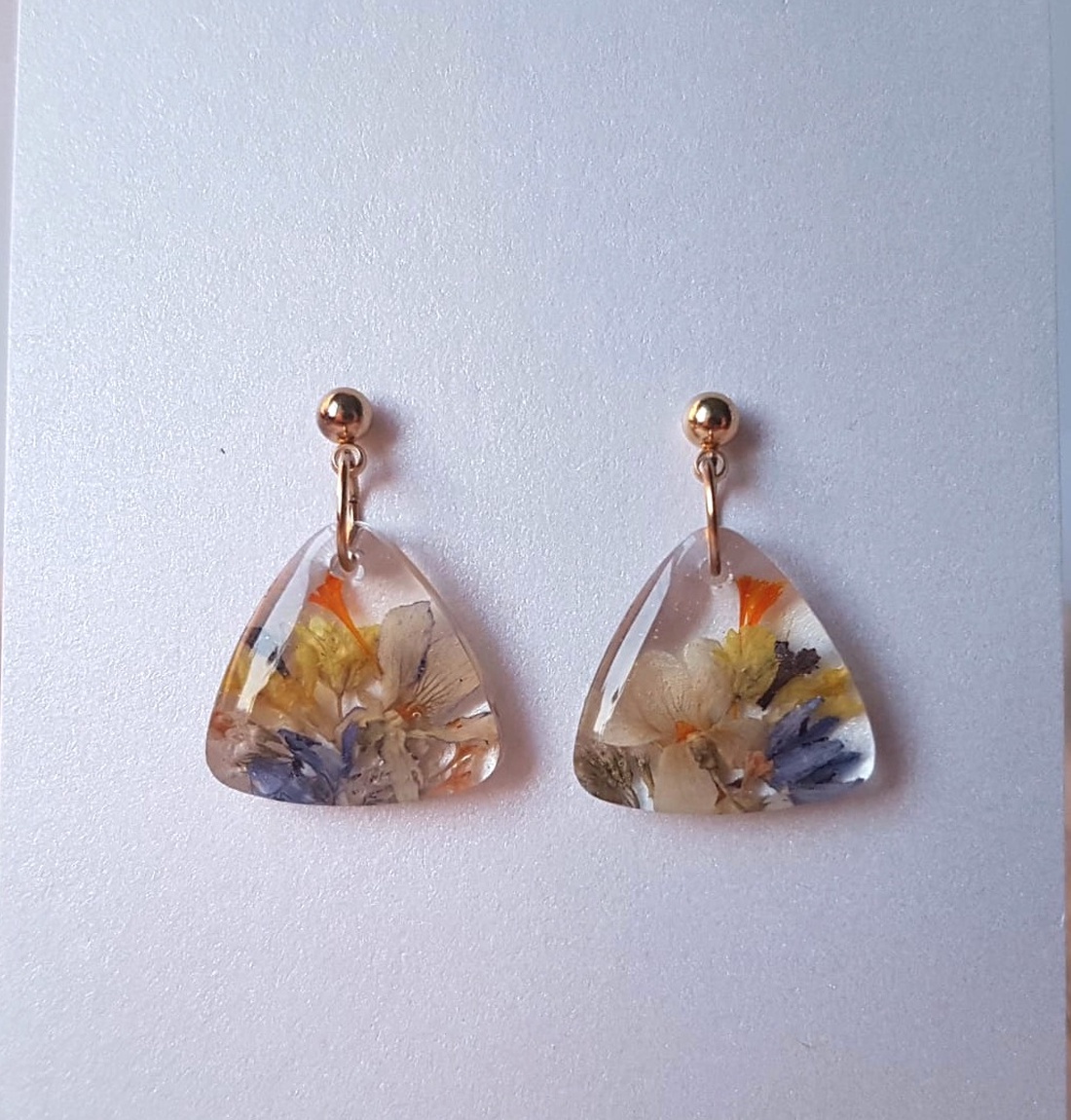 Cercei lungi cu flori margarete naturale cercei din rasina cercei moderni cercei cu flori de margarete cercei hippie  - bijuterii - cercei - cercei din rășină - Artynos.ro