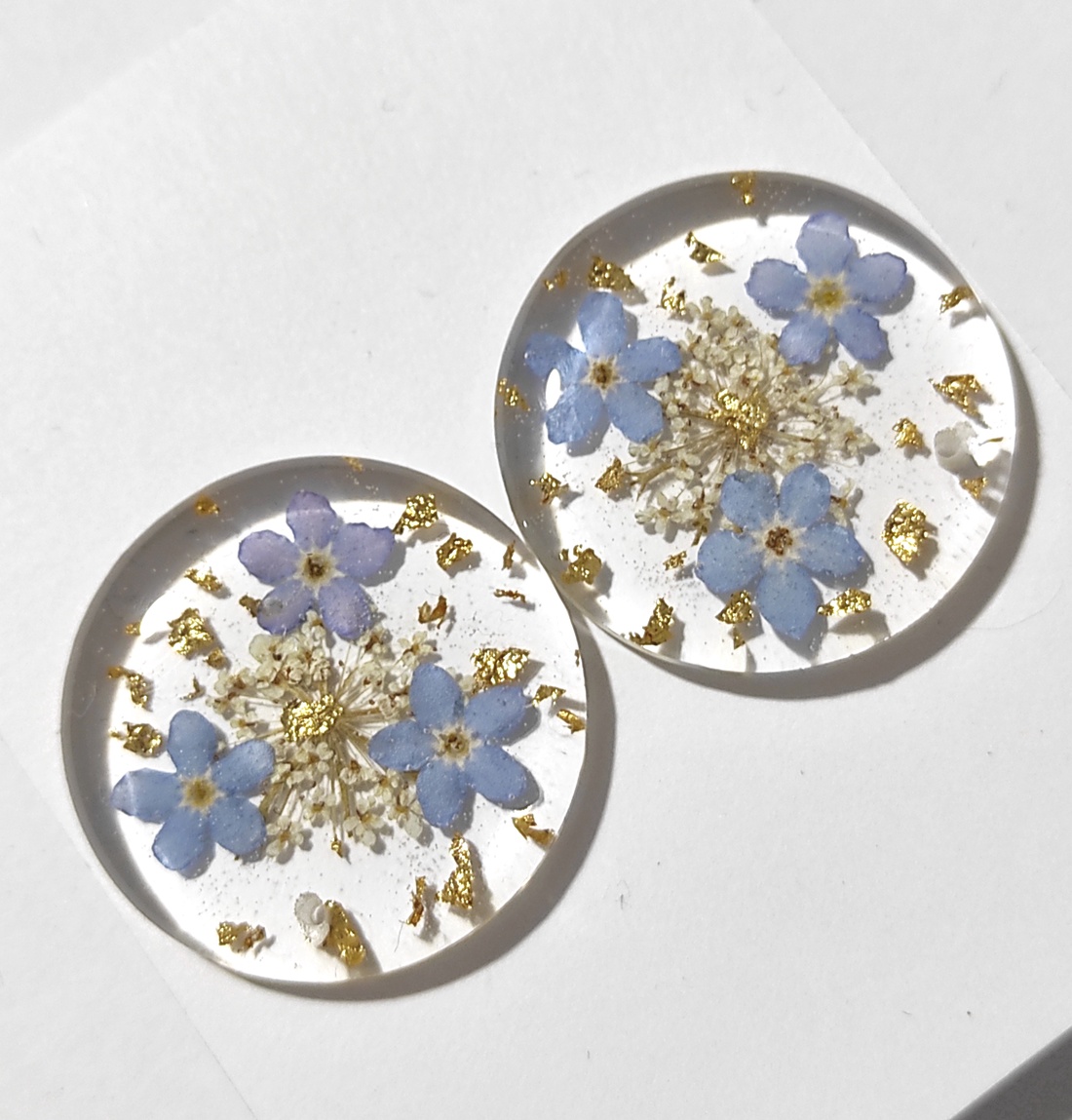 Cercei lungi cu flori margarete naturale cercei din rasina cercei moderni cercei cu flori de margarete cercei hippie  - bijuterii - cercei - cercei din rășină - Artynos.ro