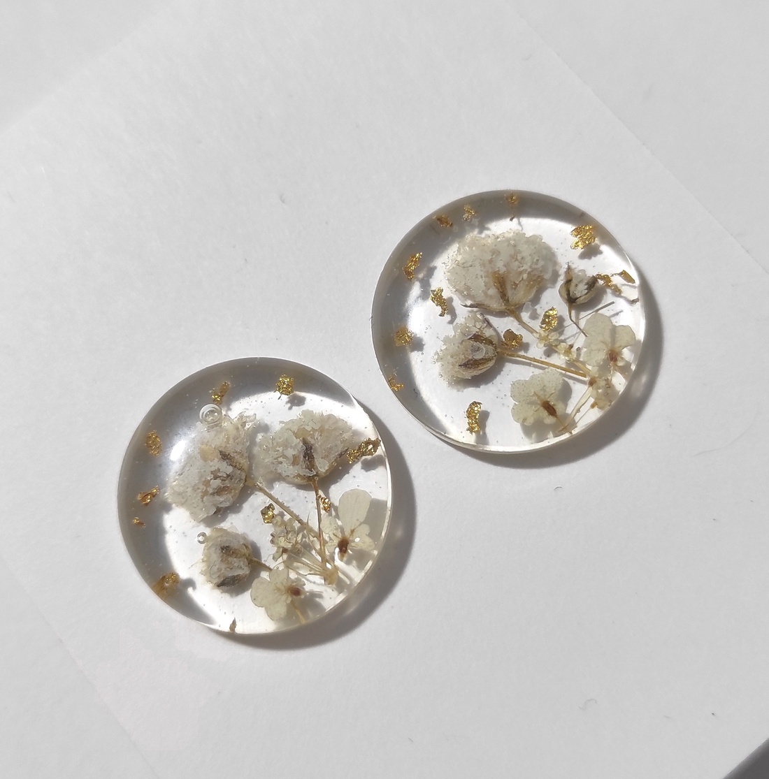 Cercei lungi cu flori margarete naturale cercei din rasina cercei moderni cercei cu flori de margarete cercei hippie  - bijuterii - cercei - cercei din rășină - Artynos.ro