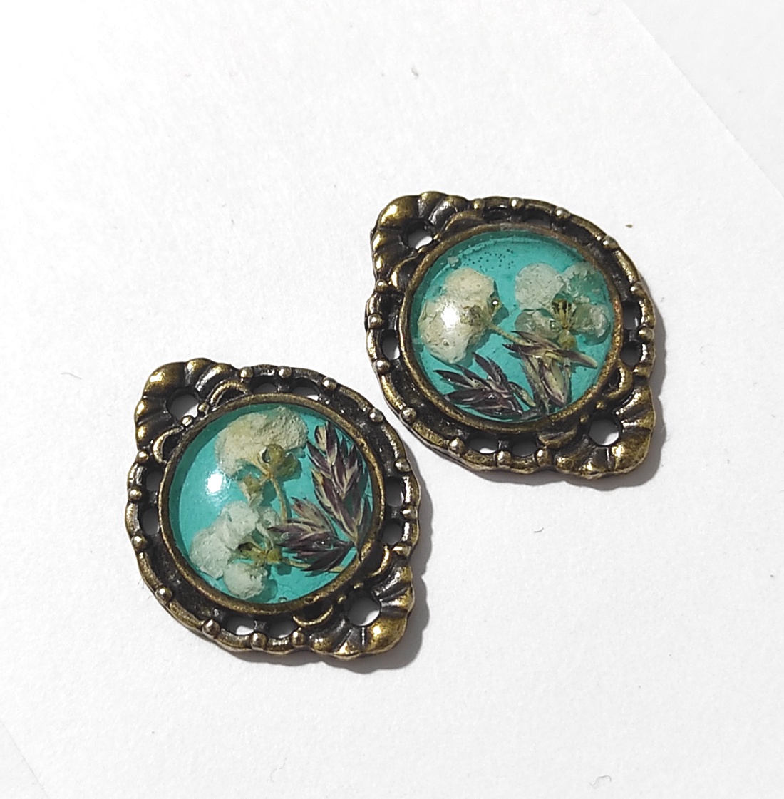 Cercei lungi cu flori margarete naturale cercei din rasina cercei moderni cercei cu flori de margarete cercei hippie  - bijuterii - cercei - cercei din rășină - Artynos.ro