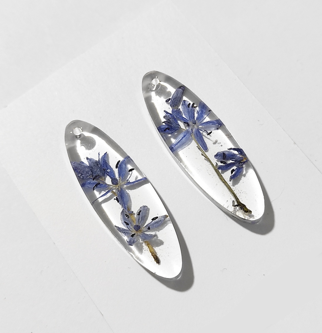 Cercei lungi cu flori margarete naturale cercei din rasina cercei moderni cercei cu flori de margarete cercei hippie  - bijuterii - cercei - cercei din rășină - Artynos.ro