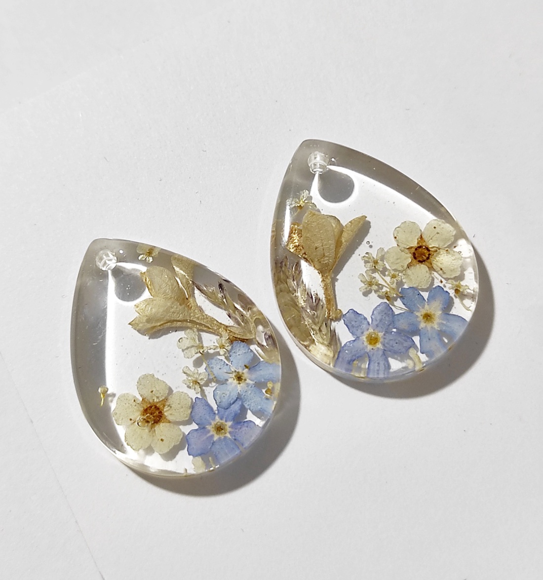 Cercei lungi cu flori margarete naturale cercei din rasina cercei moderni cercei cu flori de margarete cercei hippie  - bijuterii - cercei - cercei din rășină - Artynos.ro