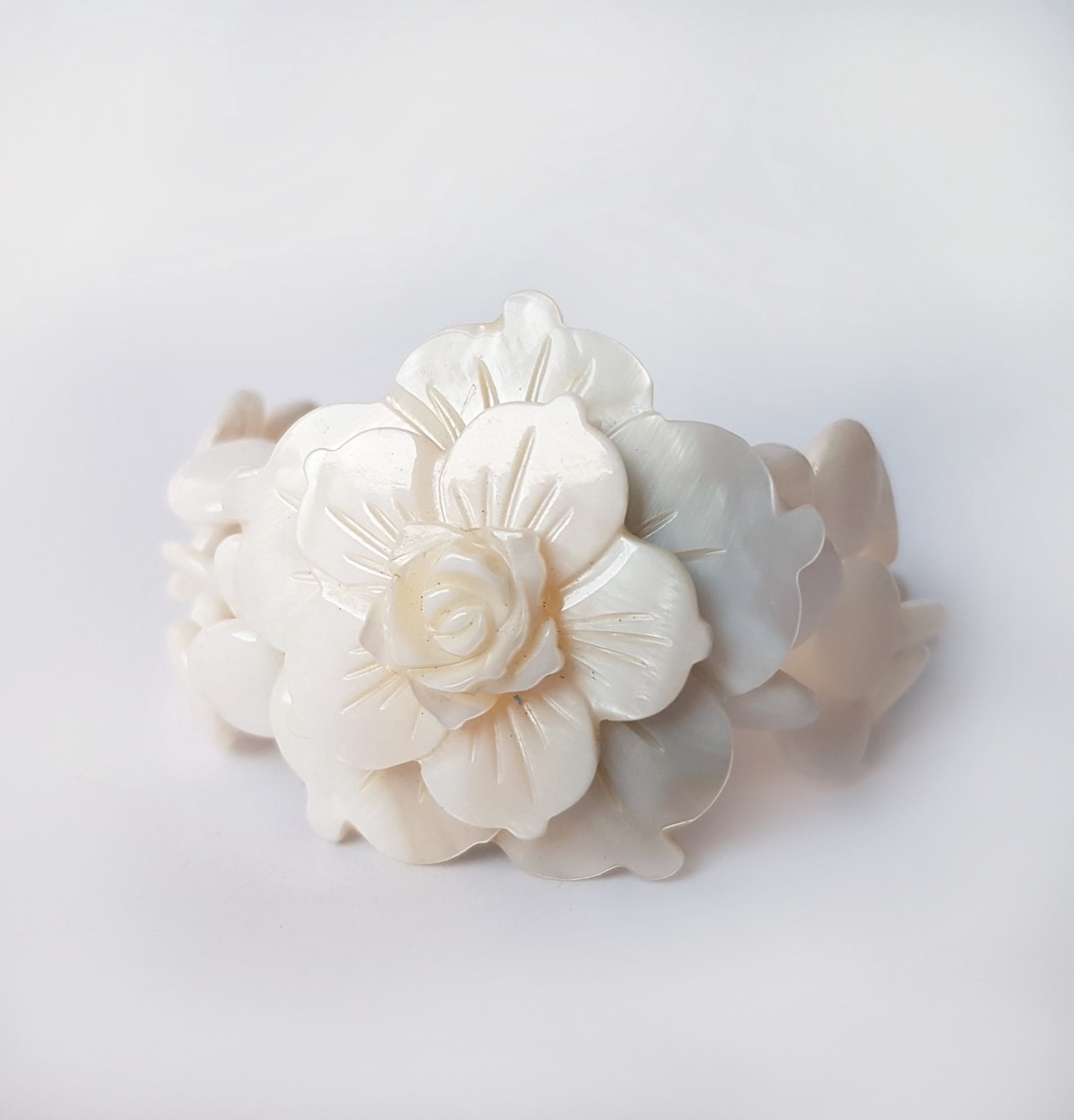 Bratara din sidef bratara elastica scoica bratara pietre naturale cu 3 siraguri, bratara cu camee floare - bijuterii - brățări - brățări din pietre semiprețioase - Artynos.ro