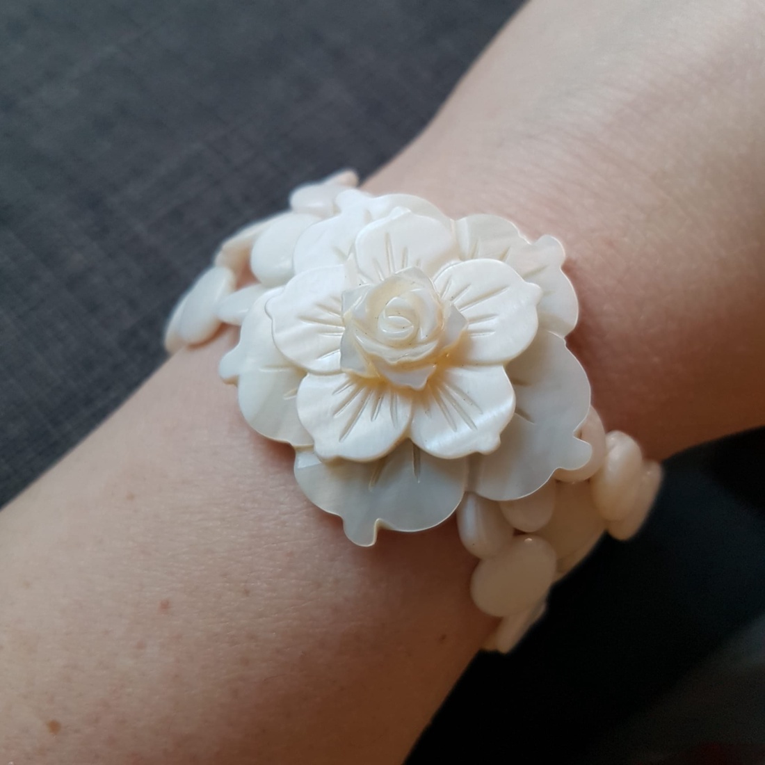 Bratara din sidef bratara elastica scoica bratara pietre naturale cu 3 siraguri, bratara cu camee floare - bijuterii - brățări - brățări din pietre semiprețioase - Artynos.ro