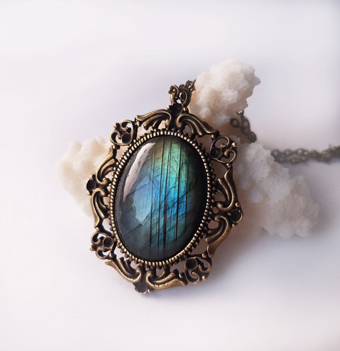 Pandantiv din labradorit colier labradorit rotund pandantiv piatra semipretioasa pandantiv cristal natural cadou iubita - bijuterii - coliere - coliere din pietre semiprețioase - Artynos.ro