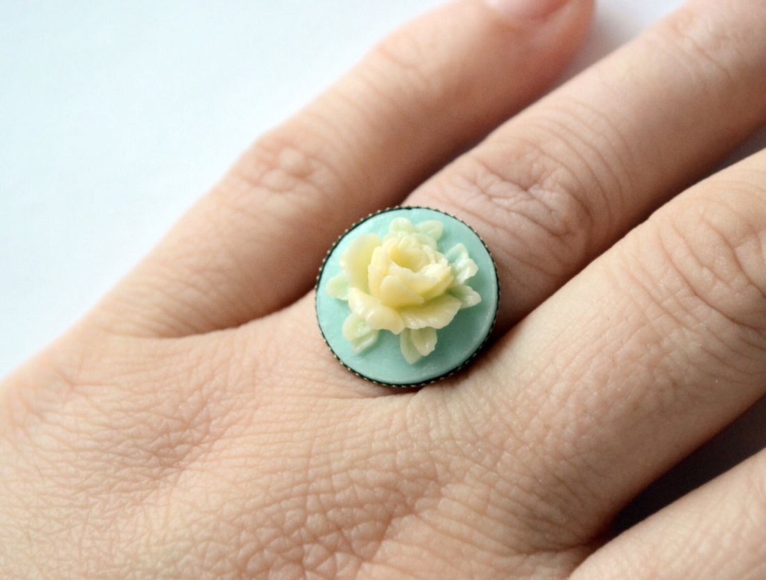Inel reglabil turcoaz cu caboson inel camee inel ajustabil floare crem inel vintage cadou pentru fiica bijuterie mana - bijuterii - inele - inele statement - Artynos.ro
