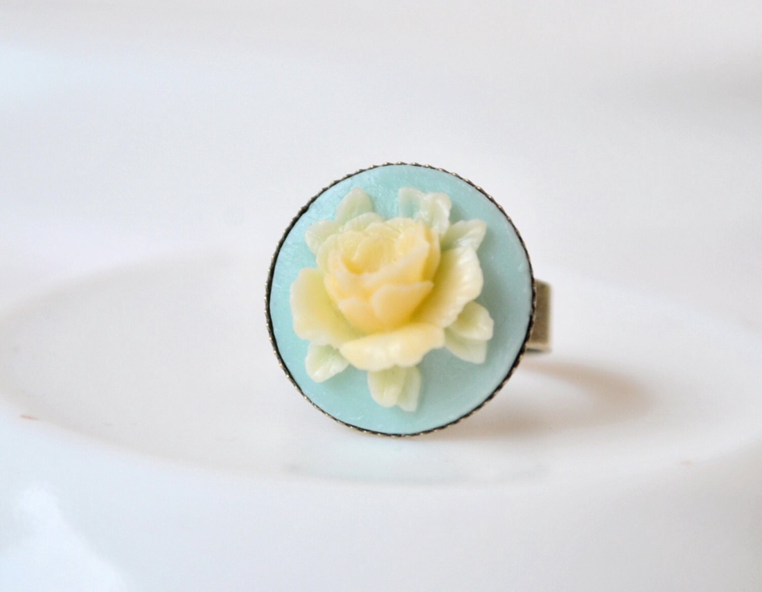 Inel reglabil turcoaz cu caboson inel camee inel ajustabil floare crem inel vintage cadou pentru fiica bijuterie mana - bijuterii - inele - inele statement - Artynos.ro