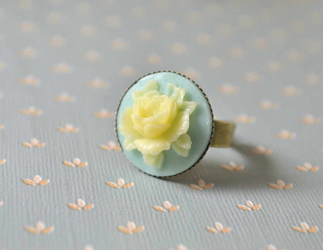 Inel reglabil turcoaz cu caboson inel camee inel ajustabil floare crem inel vintage cadou pentru fiica bijuterie mana - bijuterii - inele - inele statement - Artynos.ro