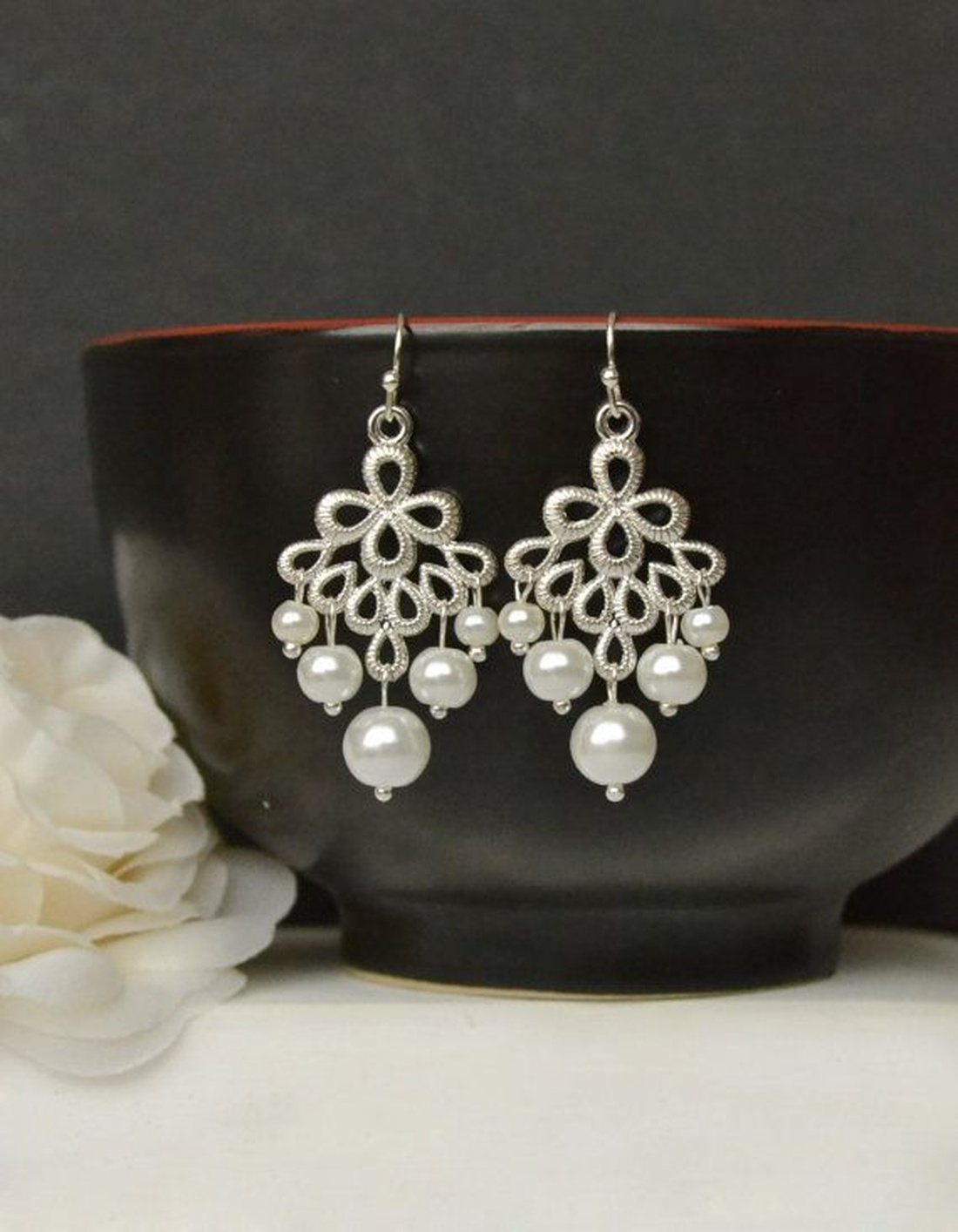 Cercei cu perle albe, cercei mireasa cercei atarnatori cercei candelabru cercei ocazie cercei atarnatori cu perle albe - accesorii nuntă - bijuterii mireasă - cercei mireasă - Artynos.ro