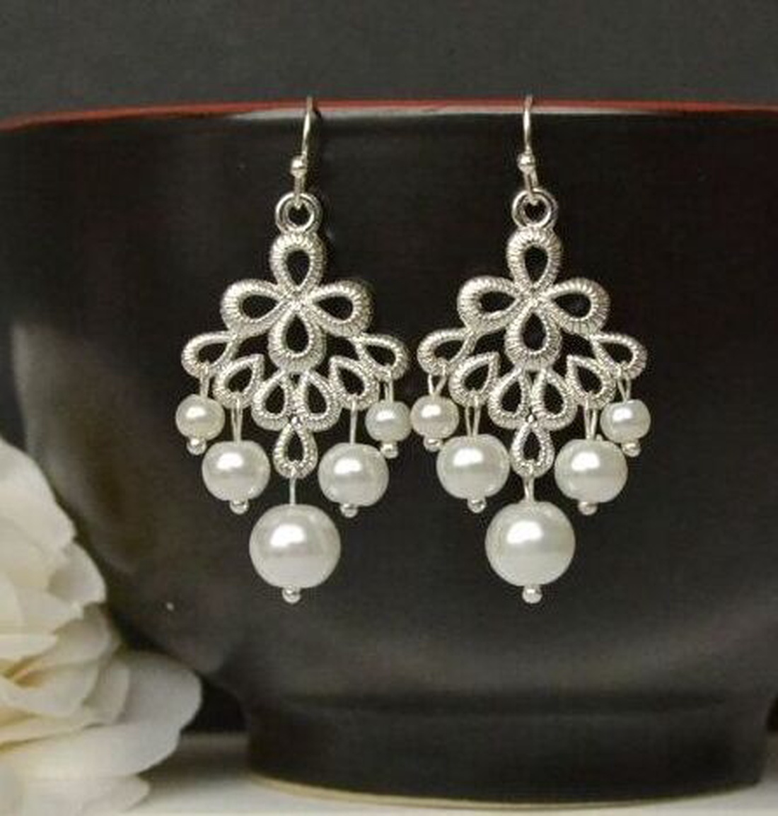 Cercei cu perle albe, cercei mireasa cercei atarnatori cercei candelabru cercei ocazie cercei atarnatori cu perle albe - accesorii nuntă - bijuterii mireasă - cercei mireasă - Artynos.ro