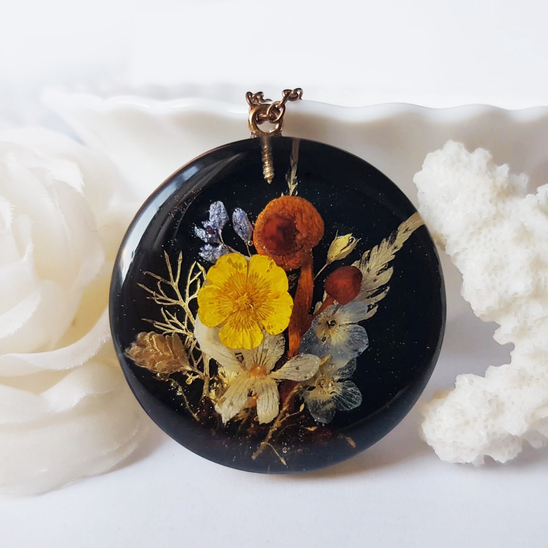 Colier flori handmade Pandantiv unicat din rasina flori naturale buchet flori colier flori presat cadou femeie iubita - bijuterii - coliere - pandative - Artynos.ro