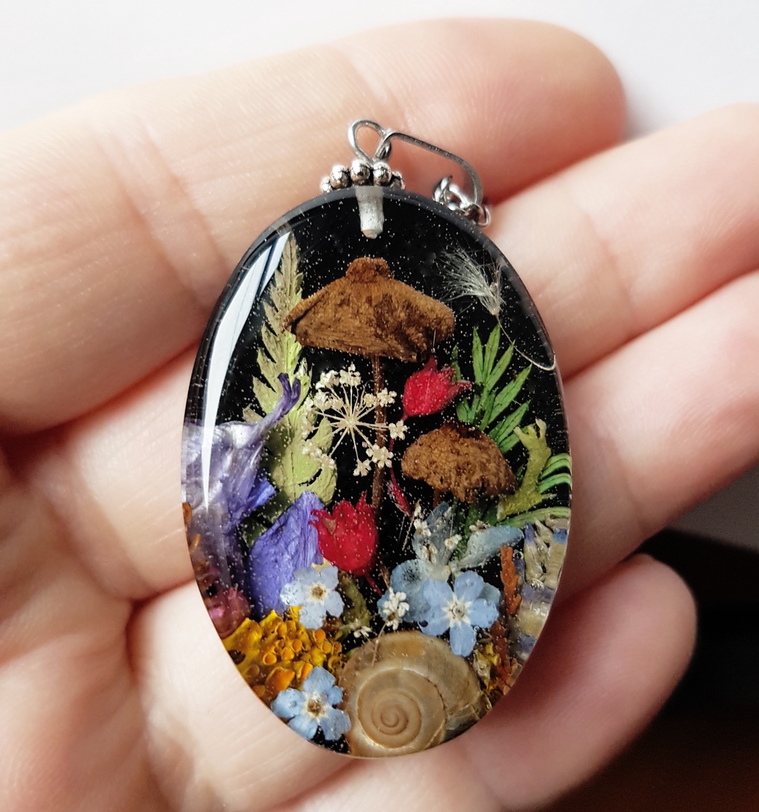 Colier unicat handmade Pandantiv terarium flori naturale de nu ma uita medalion botanic melc cadou Craciun ocazie nunta - bijuterii - coliere - coliere cu pandative - Artynos.ro
