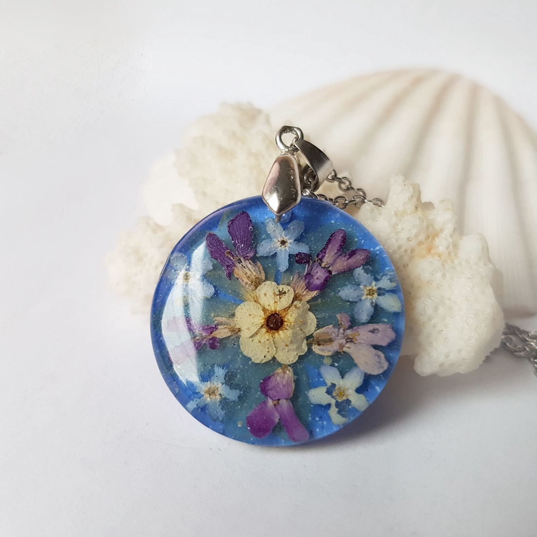 Colier unicat pandantiv flori naturale padure Pandantiv rasina medalion albastru eco friendly Pandantiv cadou Craciun - bijuterii - coliere - pandative - Artynos.ro