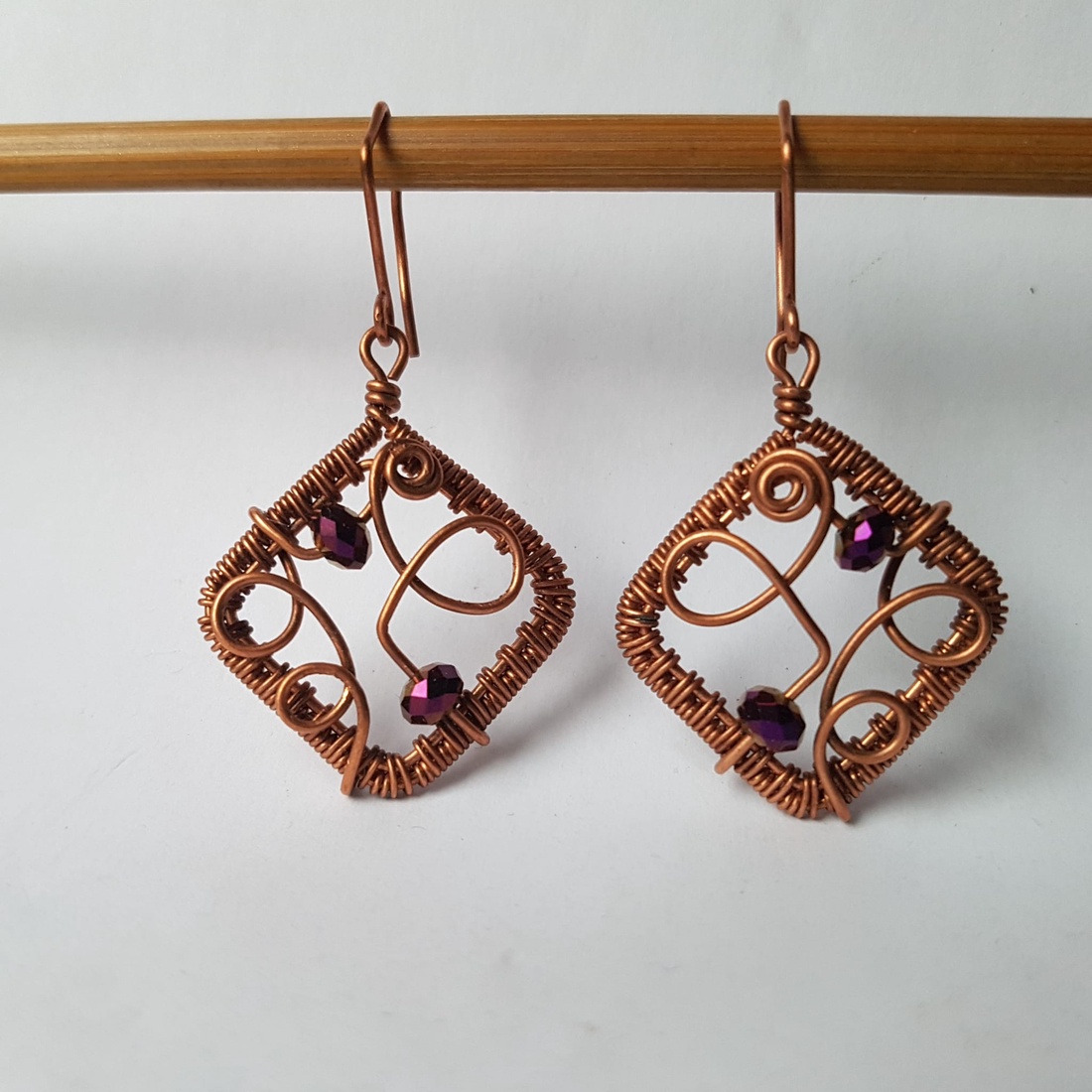 Cercei boemi artizanali cercei din sarma cupru cercei cu pietre semipretioase verzi cercei atarnatori bijuterii handmade - bijuterii - cercei - cercei hoops - Artynos.ro