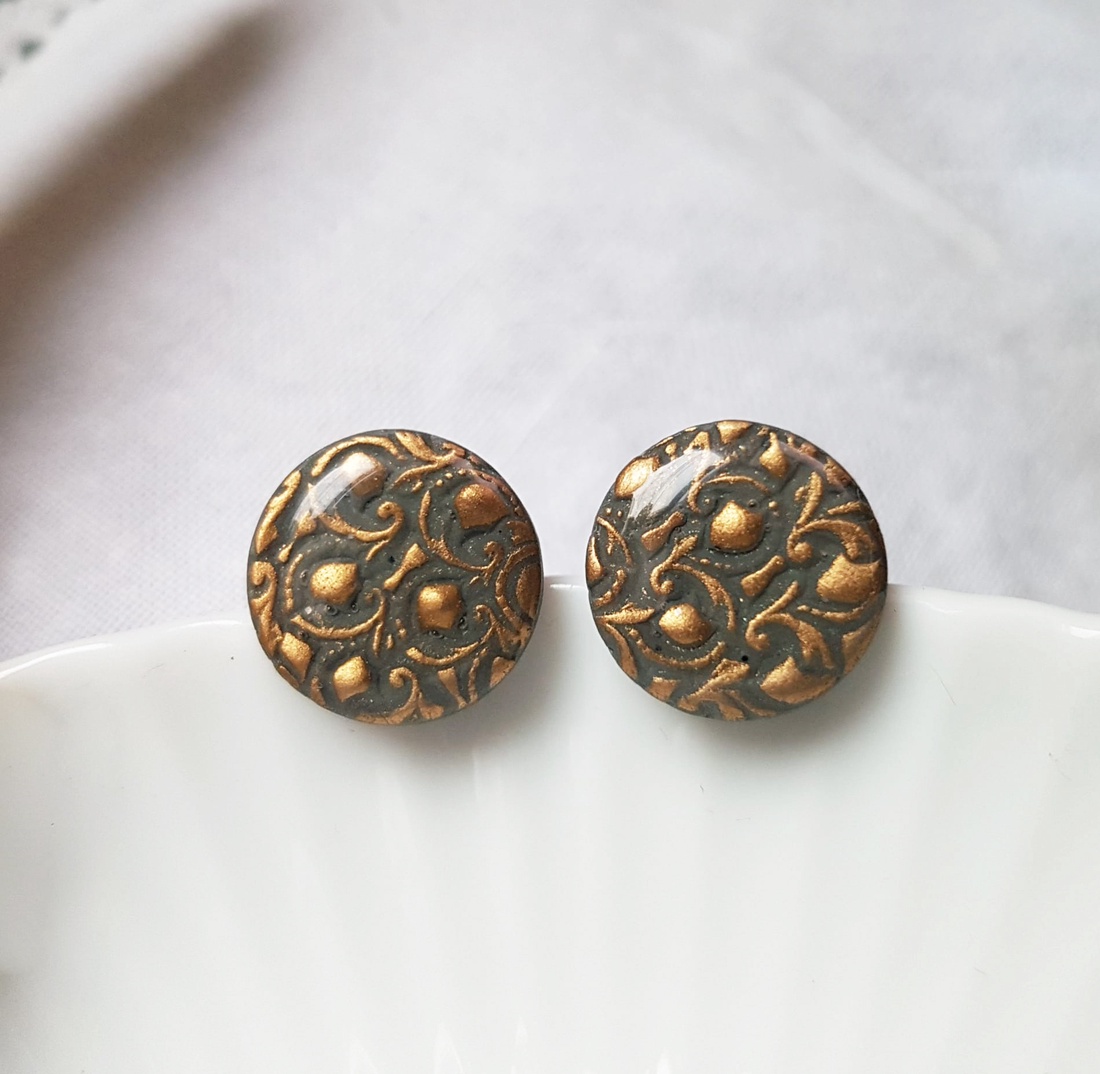 Cercei aurii cu surub cercei cu tija din fimo cercei baroci cercei minimali cadou pentru ea cadou femeie iubita prietena - bijuterii - cercei - cercei cu figurine - Artynos.ro