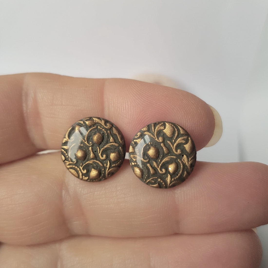 Cercei aurii cu surub cercei cu tija din fimo cercei baroci cercei minimali cadou pentru ea cadou femeie iubita prietena - bijuterii - cercei - cercei cu figurine - Artynos.ro