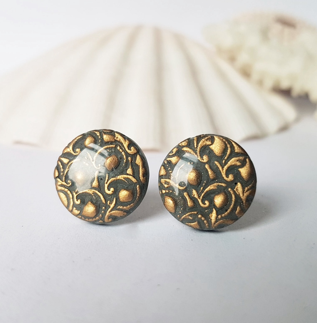 Cercei aurii cu surub cercei cu tija din fimo cercei baroci cercei minimali cadou pentru ea cadou femeie iubita prietena - bijuterii - cercei - cercei cu figurine - Artynos.ro