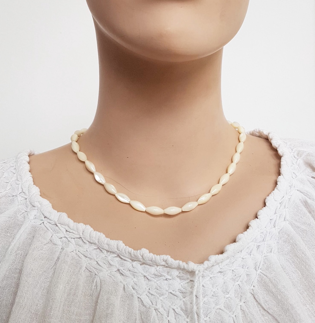 Colier scurt artizanal Colier vintage colier margele sidef crem colier choker - bijuterii - coliere - chockere - Artynos.ro