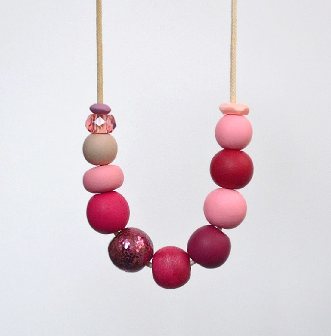 Colier asimetric rosu roz, colier contemporan artizanal colier statement colier geometric bijuterie moderna pentru birou - bijuterii - coliere - coliere din mărgele - Artynos.ro