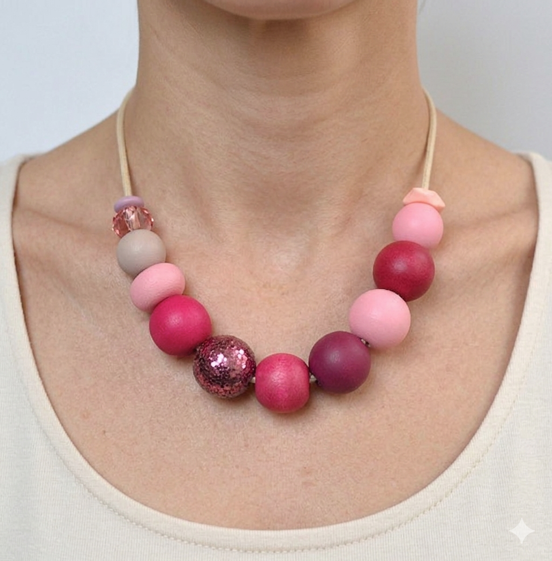 Colier asimetric rosu roz, colier contemporan artizanal colier statement colier geometric bijuterie moderna pentru birou - bijuterii - coliere - coliere din mărgele - Artynos.ro