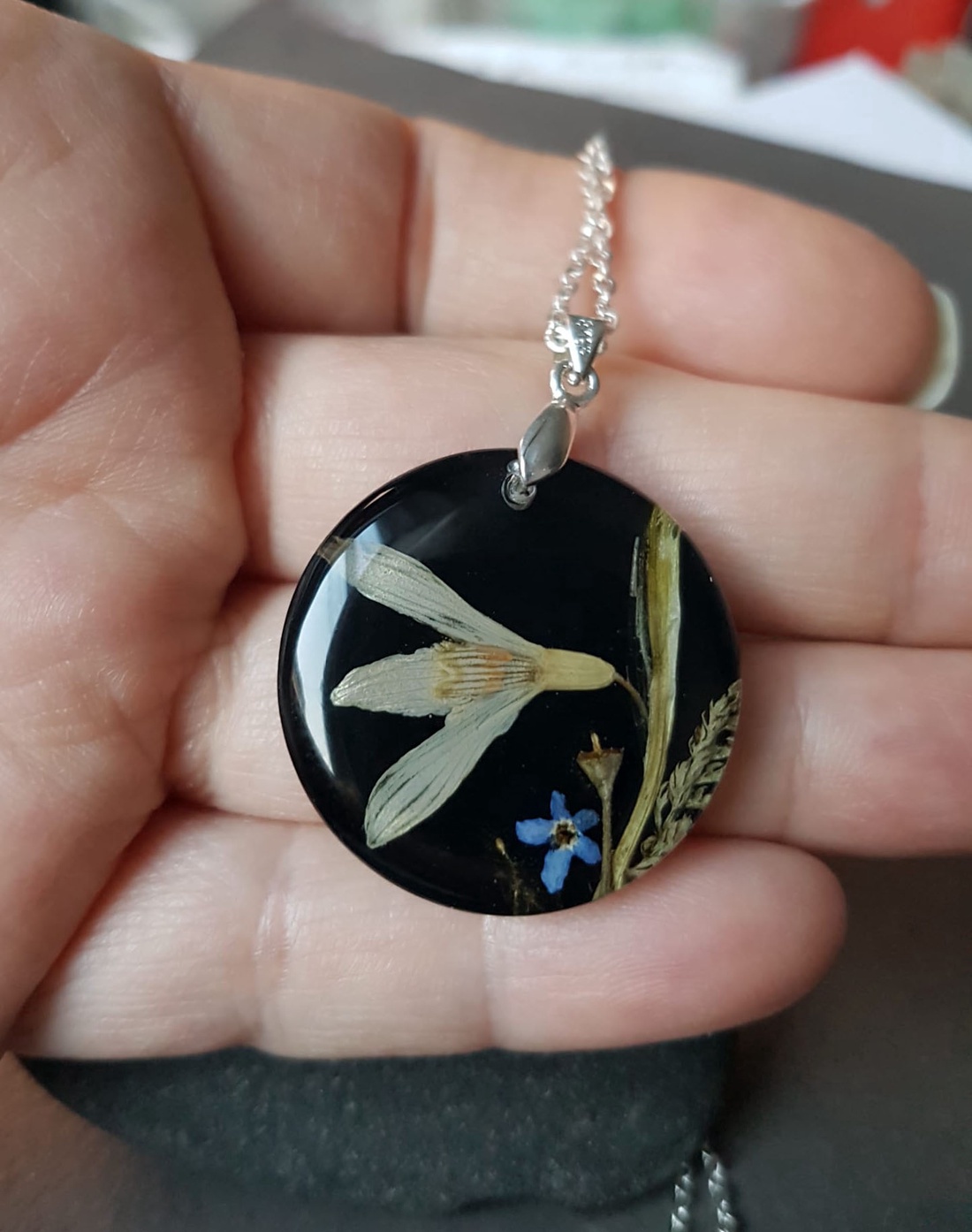 Colier unicat handmade Pandantiv flori naturale primavara Pandantiv ghiocel si albastre medalion botanic cadou Craciun - bijuterii - coliere - coliere cu pandative - Artynos.ro